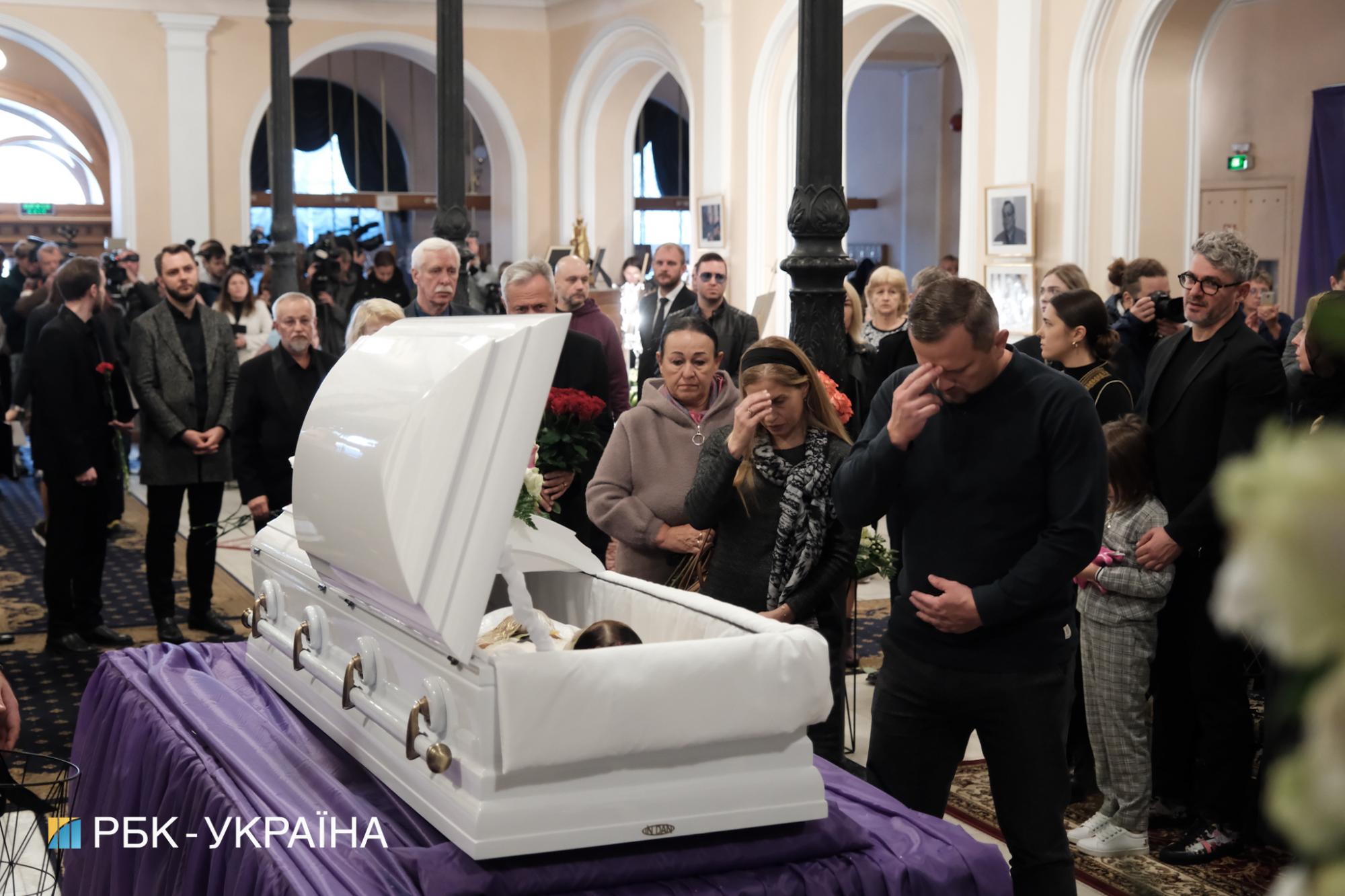 У Києві прощаються з Ніною Матвієнко: люди вишиковуються в чергу, щоб покласти квіти (фото)